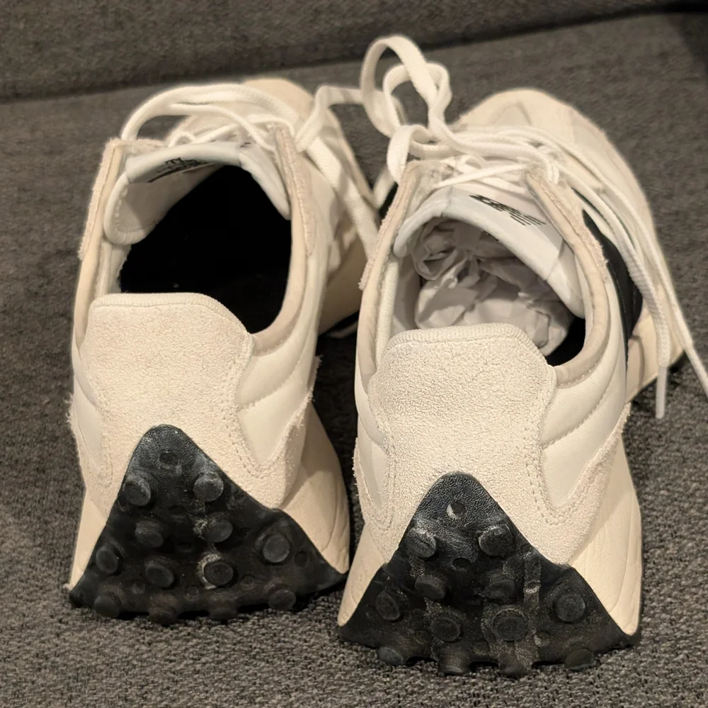 New Balance Women's 327 Sneaker